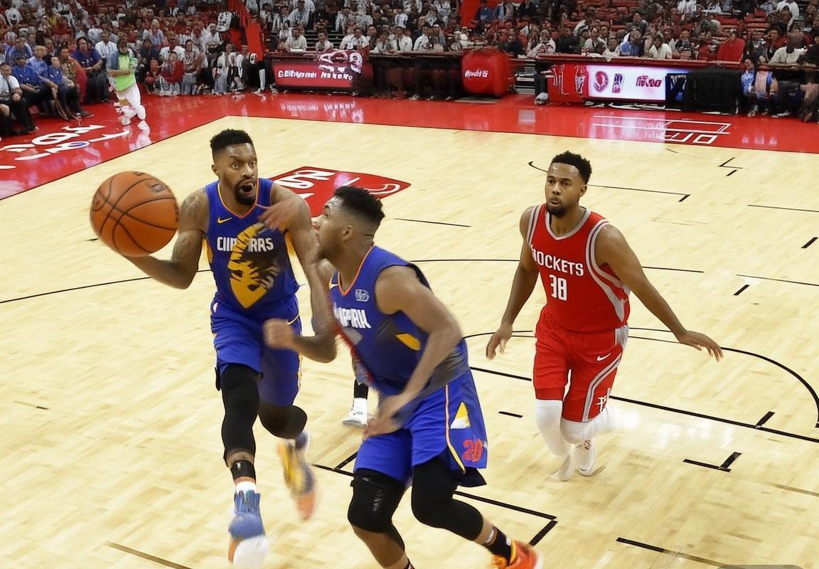 火箭快船巅峰对决：哈登威廉姆斯对飙火花